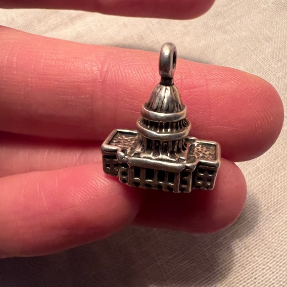 Vintage solid sterling silver Capitol Building Washington D.C. charm pendant - Picture 7 of 10